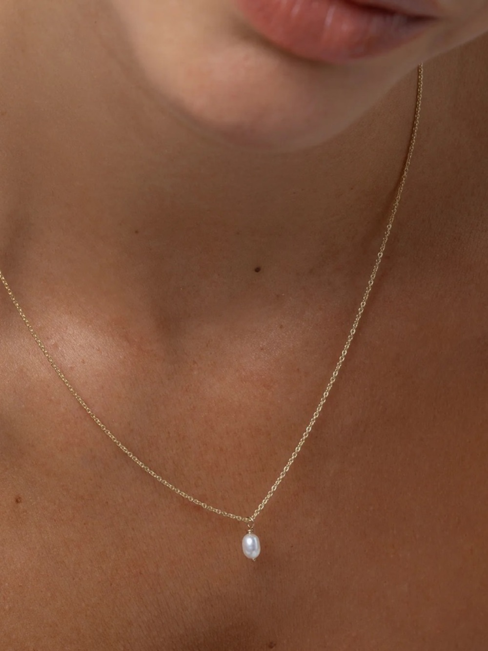 Minimal Gold Chain Necklace with Single White Pearl